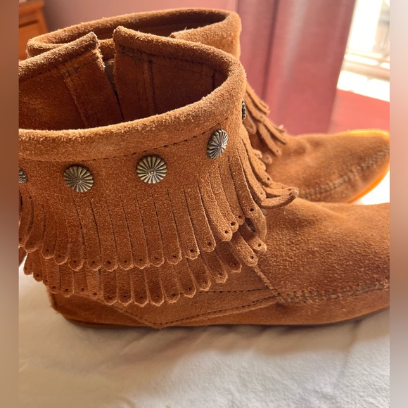Minnetonka Double Fringe Suede Boots Booties size 7 Zip-Up Studded - Picture 4 of 7